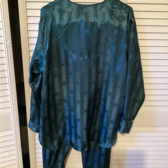 Chelsea’s Collection ladies long sleeve satin striped pajamas, size medium - Picture 6 of 10